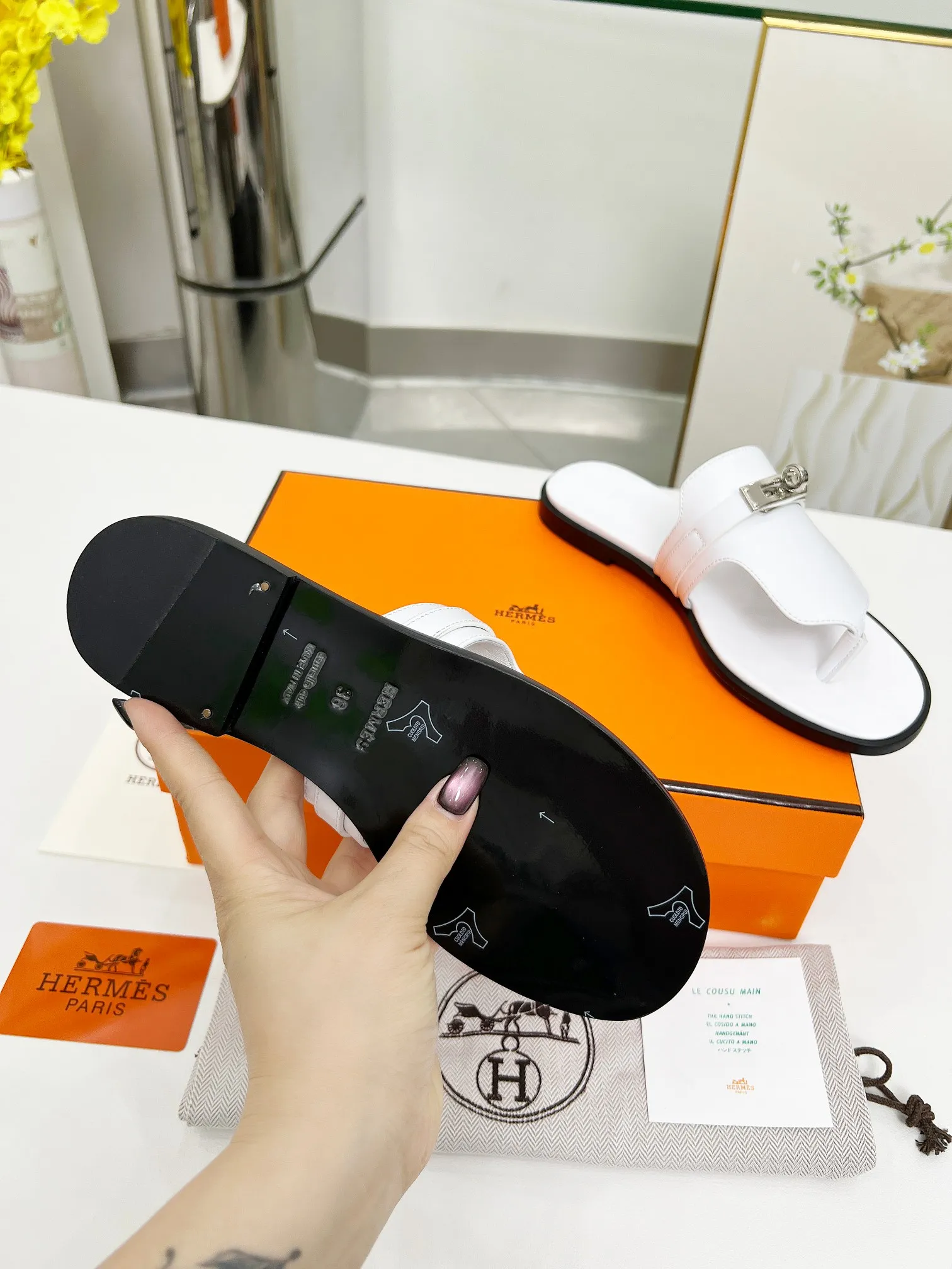 👟👟Ex-factory price 480👟👟 (top version) 👫Hermes ❗️❗️Original purchase and development⚠️ A must-have artifact for daily home, travel and vacation🉑 in spring and summer. High-end quality Code number: 35-40 (41/42 can be customized)